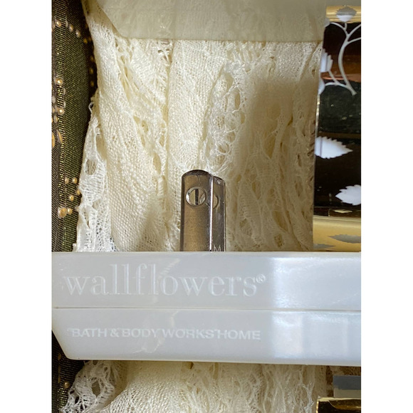 Bath & Body Works Wallflowers 2 White Barn Gold Leaf Cutout Fragrance Diffusers - Picture 4 of 8